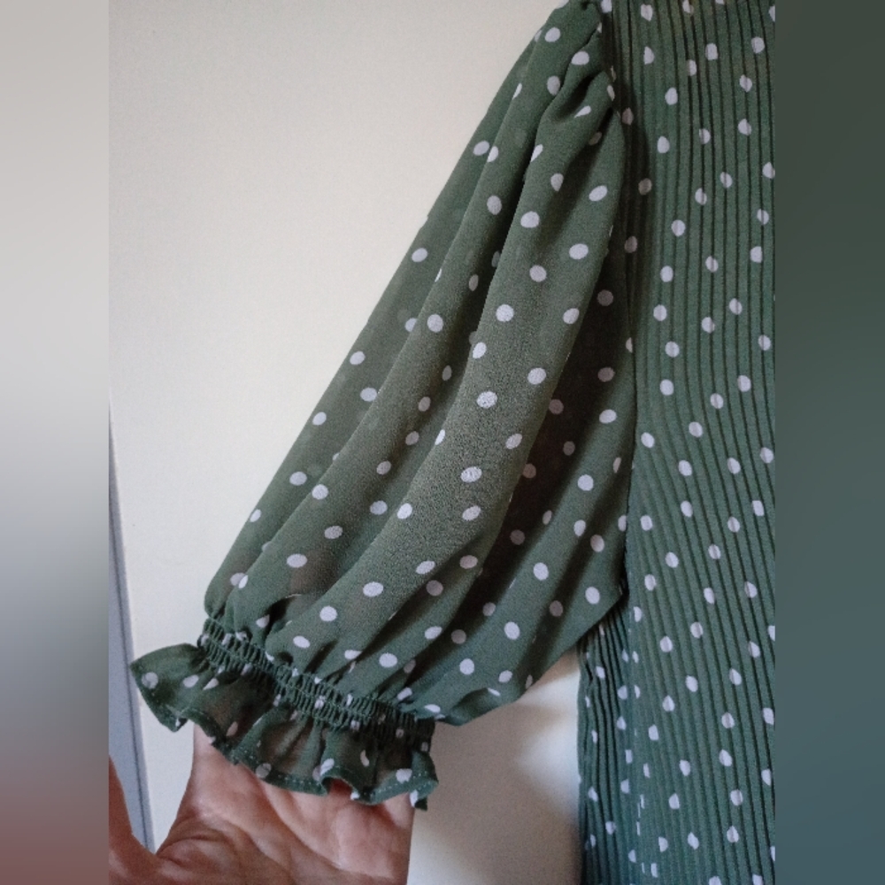 Green Polka Dot Pleated Blouse Size Medium - Picture 5 of 15